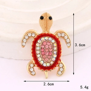 Dettaglio ciondolo tartaruga colorata con strass e misure di 3,6cm per 2,6cm