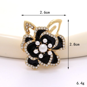Elegante spilla a fiore vintage in smalto nero con strass e perle bianche