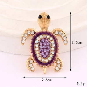 Spilla tartaruga in lega di zinco dorata con strass viola e bianchi, misura 3,6x2,6cm