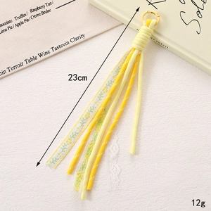 Vue détaillée du cordon de téléphone jaune tissé avec rubans fleuris et longueur 23cm