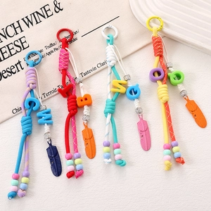 Bijoux de sac en corde de nylon faits main avec perles de lettres et plumes de couleur