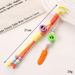 Détail d'un bijou de sac tressé avec perles et plume, longueur de 21 cm et poids de 24 g