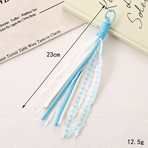 Détail d'un bijou de téléphone tressé de 23cm avec franges bleues et dentelle
