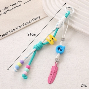 Bijou de sac artisanal en corde de nylon avec perles de lettres et pendentif plume