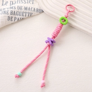 Porte-clés tressé rose avec perles colorées et breloque lettre K pour sac