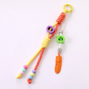 Pendentif de sac en nylon coloré avec perles macaron et plume en alliage élégant