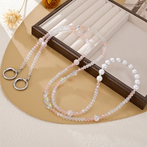 Vue détaillée de la chaîne de téléphone bandoulière en perles roses et blanches avec crochets