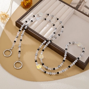 Détail de chaîne de téléphone avec perles de cristal facettées et anneaux à ressorts