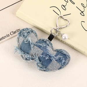 Detailaufnahme Herz-Anhänger aus Denim mit Karomuster, Fransen und Perle