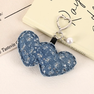Detail von Denim Herz Schlüsselanhänger mit Pailletten, Perlen und herzförmigem Verschluss