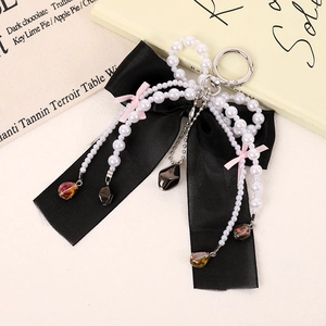 Eleganter schwarzer Satin-Schleifen-Taschenanhänger mit Perlenketten und rosa Schleifen