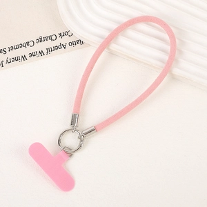 Detailopname van de roze pluche telefoonpolsband met duurzame metalen ring en zacht.