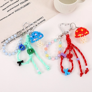Porte-clés de Champignon en Perles avec Corde Tressée Fait Main Breloque de Sac avec Lettres de l'Alphabet Colorées pour Femmes Pendentif de Téléphone avec Clip en Coeur Accessoire