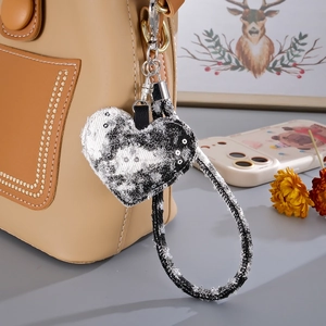 Pendentif en denim en forme de cœur avec sequins argentés sur un sac seau élégant