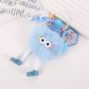 Gros plan du monstre en peluche bleue avec bonnet tricoté et chaîne en plastique