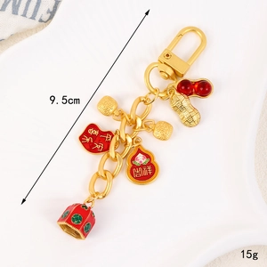 Porte-clés chinois calebasse dorée avec pendentifs porte-bonheur sur plat