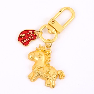 Portachiavi cavallo zodiacale dorato con ciondolo rosso e motivi della fortuna cinese
