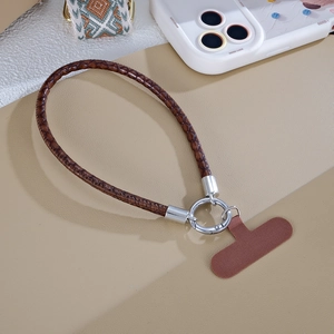 Détail de la dragonne de téléphone en cuir PU tressé marron avec boucle et patch en T
