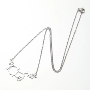 Detailopname van een zilveren chemische molecuulketting met kleine delicate bloemen