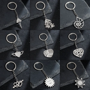 Porte-clés Minimaliste en Acier Inoxydable Pendentif Champignon Cœur Soleil pour Femmes Hommes Sac de Mode Bijoux Suspendus Cadeau