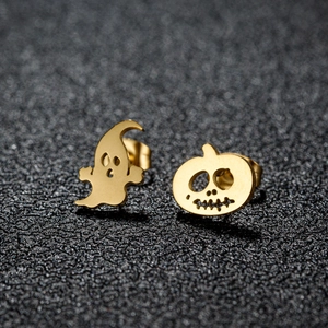 Detail van vergulde roestvrijstalen oorbellen met geest en pompoen voor Halloween