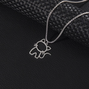 Collar minimalista con colgante de silueta de gato plateado sobre cuero negro