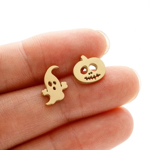 Detailopname van de gouden roestvrijstalen Halloween oorknopjes met spook en pompoen