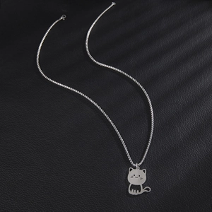 Collana minimalista in acciaio inox argento con ciondolo a gatto cavo su pelle nera