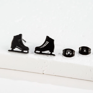 Vue détaillée de boucles d'oreilles créatives en forme de patins à glace noirs avec fermoirs