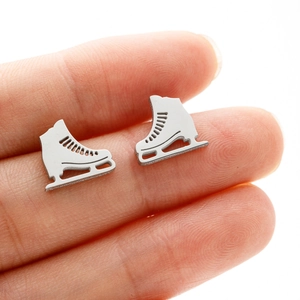 Vue macro détaillée de boucles d'oreilles patins à glace en acier inoxydable argenté