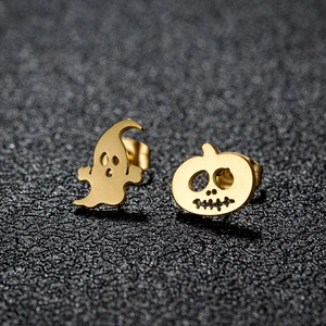 Asymmetrische gouden roestvrijstalen oorknopjes met Halloween pompoen- en spookmotieven