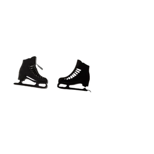 Boucles d'oreilles patins à glace noirs en acier inoxydable sur fond blanc pur
