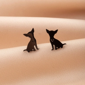 Pendientes de Chihuahua negro con diseño de corazón calado sobre elegante fondo de raso champán