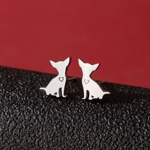 Pendientes chihuahua minimalistas de plata con diseño de corazón sobre fondo rojo