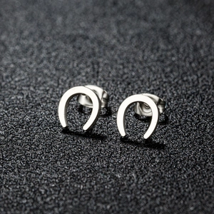 Boucles d'oreilles minimalistes en forme de U en acier inoxydable argenté sur fond noir