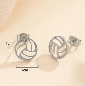 Makroaufnahme von 1cm Volleyball-Ohrsteckern aus Edelstahl mit hohlem Design in Silber