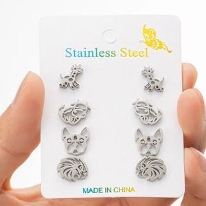 Set mit 4 Paar Edelstahl-Ohrsteckern mit Tiermotiven wie Giraffe und Löwe auf Karte