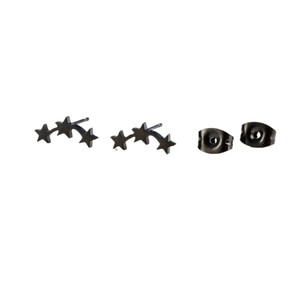 Boucles d'oreilles minimalistes en acier inoxydable noir avec motif d'étoile courbé