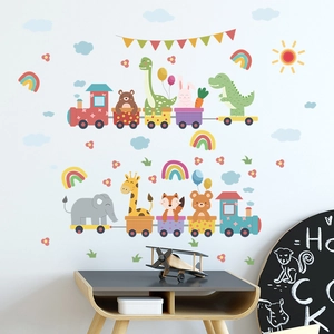 Vue détaillée de stickers muraux train animaux colorés dans une chambre d'enfant douillette