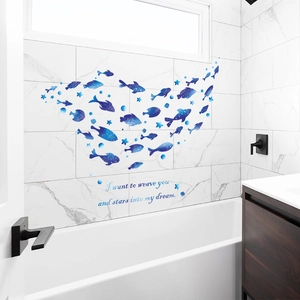 Adesivi murali con pesci cielo stellato blu su parete del bagno in marmo bianco