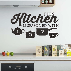 Adesivo murale per cucina nero con scritta This Kitchen is Seasoned with Love e utensili