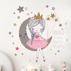 Sticker mural fille sur la lune avec étoiles scintillantes pour chambre d'enfant