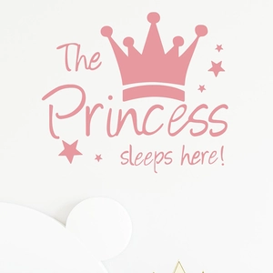 Détail du sticker mural couronne rose et étoiles avec texte The Princess sleeps here