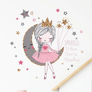 Sticker mural fille sur la lune avec étoiles et texte Sparkle When You're Sleeping