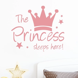 Détail du sticker mural 'The Princess sleeps here' avec couronne et étoiles roses