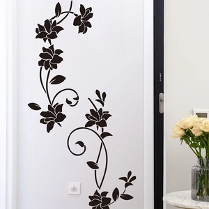 Elegante adesivo da parete con rampicanti floreali neri su una porta bianca per interni