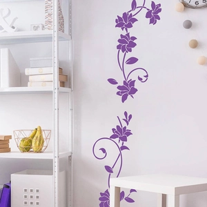 Dettaglio di adesivi murali con rampicanti di fiori viola su una parete bianca del soggiorno