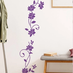 Dettaglio dell'adesivo murale con tralci di fiori viola per decorare la camera
