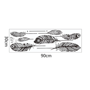 Dettaglio degli adesivi murali con piume nere in stile boho con dimensioni 30x90cm