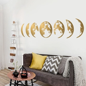 Stickers muraux phases de lune dorées détaillés dans un salon au style moderne